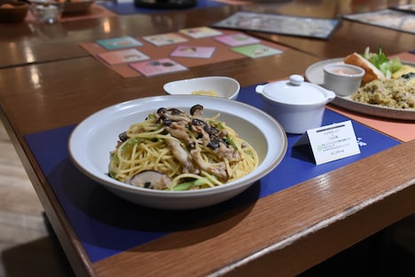 「きのことツナとカブの葉の和風パスタ ミネストローネ カブのサラダわさびドレッシング」