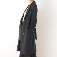 イタリアモデルのアウターの着用イメージ。