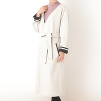 日本モデルのアウター着用イメージ。