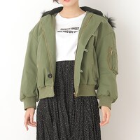 アメリカモデルのアウター着用イメージ。