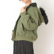 アメリカモデルのアウター着用イメージ。