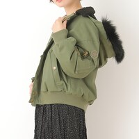 アメリカモデルのアウター着用イメージ。