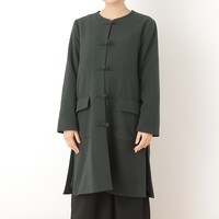 中国モデルのアウター着用イメージ。