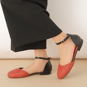 中国モデルのシューズ着用イメージ。