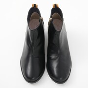 日本モデルのシューズ。