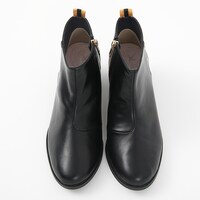 日本モデルのシューズ。