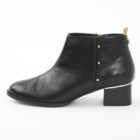 日本モデルのシューズ。