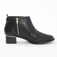 日本モデルのシューズ。