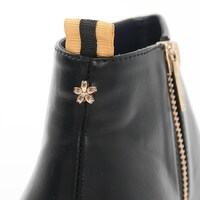 日本モデルのシューズ。