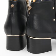 日本モデルのシューズ。