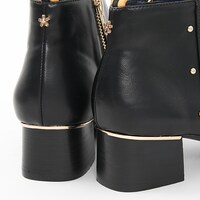 日本モデルのシューズ。