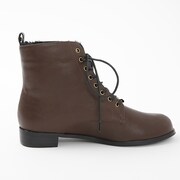 アメリカモデルのシューズ。