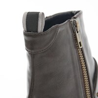 ドイツモデルのシューズ。