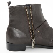 ドイツモデルのシューズ。