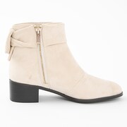 ロシアモデルのシューズ。