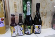 さまざまなマンガ・アニメコラボ商品を発売している白糸酒造のブースの様子。