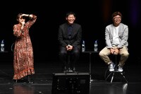 左から久乃木愛役の井澤詩織、P.A.WORKSの堀川憲司プロデューサー、インフィニットの永谷敬之プロデューサー。