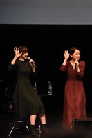 左から安原絵麻役の佳村はるか、坂木しずか役の千菅春香。