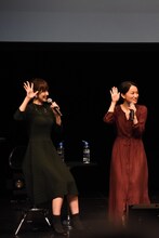 左から安原絵麻役の佳村はるか、坂木しずか役の千菅春香。