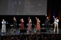 「劇場版『SHIROBAKO』公開製作委員会」の様子。左から矢野エリカ役の山岡ゆり、安原絵麻役の佳村はるか、坂木しずか役の千菅春香、今井みどり役の大和田仁美、久乃木愛役の井澤詩織、P.A.WORKSの堀川憲司プロデューサー、インフィニットの永谷敬之プロデューサー。