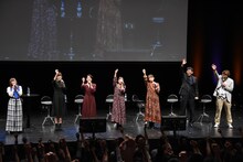 「劇場版『SHIROBAKO』公開製作委員会」の様子。左から矢野エリカ役の山岡ゆり、安原絵麻役の佳村はるか、坂木しずか役の千菅春香、今井みどり役の大和田仁美、久乃木愛役の井澤詩織、P.A.WORKSの堀川憲司プロデューサー、インフィニットの永谷敬之プロデューサー。