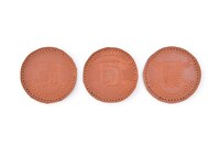 「立体機動ポーチ ブレードショルダー 兵団紋章セット」のブラックとカーキに付属する兵団紋章。