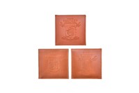 「対人立体機動ポーチ 兵団紋章セット」「立体機動レッグポーチ 兵団紋章セット」のブラックとカーキに付属する兵団紋章。