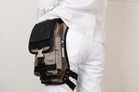 「立体機動レッグポーチ」の使用イメージ。