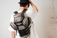 「対人立体機動ポーチ」の使用イメージ。