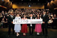 「アサシンズプライド」先行上映会より。SPに扮した男性2名に挟まれて、左から石川由依、楠木ともり、小野友樹、薮内満里奈。