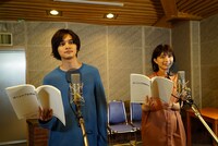 アフレコの様子。左から鈴原守役の北村匠海、千代野綾役の芳根京子。