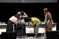 花江夏樹の肺活量測定を見守る一同。