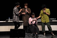 ゲーム「鬼滅の錬磨」に挑戦する鬼頭明里。