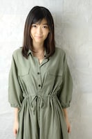 井出瑠璃子役の小原徳子。