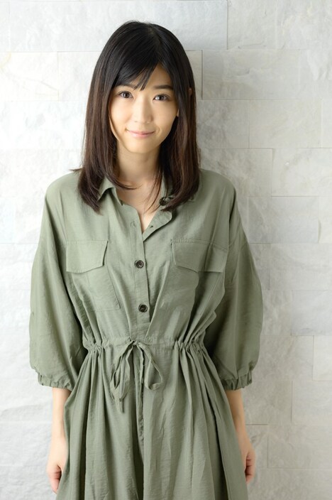 井出瑠璃子役の小原徳子。