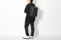 「悪魔ほむら モデル リュック」の使用イメージ。