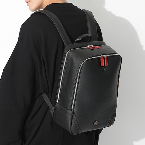 「悪魔ほむら モデル リュック」の使用イメージ。