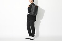 「悪魔ほむら モデル リュック」の使用イメージ。