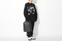 「悪魔ほむら モデル リュック」の使用イメージ。