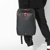 「悪魔ほむら モデル リュック」の使用イメージ。