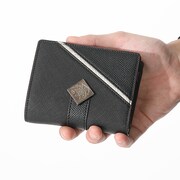 「悪魔ほむら モデル 二つ折り財布」の使用イメージ。