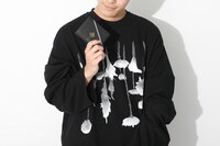 「悪魔ほむら モデル 二つ折り財布」の使用イメージ。