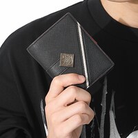 「悪魔ほむら モデル 二つ折り財布」の使用イメージ。