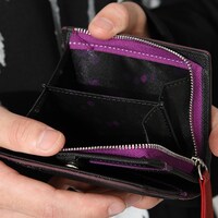 「悪魔ほむら モデル 二つ折り財布」の使用イメージ。