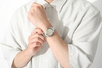 「アルティメットまどか モデル 腕時計」の着用例。