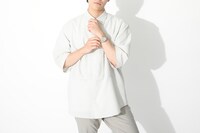 「アルティメットまどか モデル 腕時計」の着用例。