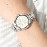 「アルティメットまどか モデル 腕時計」の着用例。