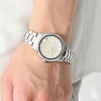 「アルティメットまどか モデル 腕時計」の着用例。