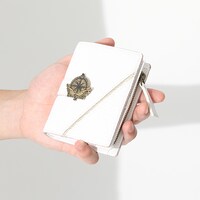 「アルティメットまどか モデル 二つ折り財布」の使用イメージ。