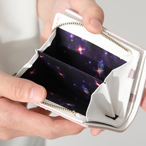 「アルティメットまどか モデル 二つ折り財布」の使用イメージ。